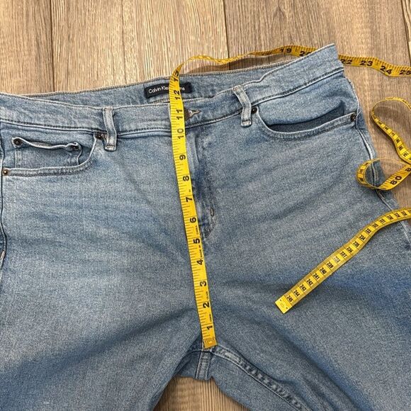 Calvin Klein Jeans Straight Leg Crop - Picture 8 of 9